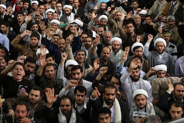 Leader of Revolution meets with people of Qom