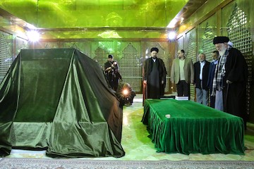 Ayatollah Khamenei visiting the Shrine of Imam Khomeini
