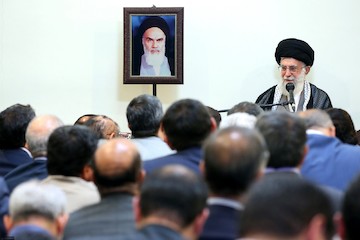 Ayatollah Khamenei met with the minister, deputies and administrators of the Ministry of Intelligence