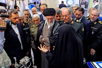 Leader visits exhibition of Ministry of Defense's achievements