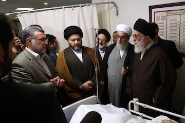 Ayatollah Khamenei visits Ayatollah Moussavi in hospital
