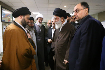 Ayatollah Khamenei visits Ayatollah Moussavi in hospital