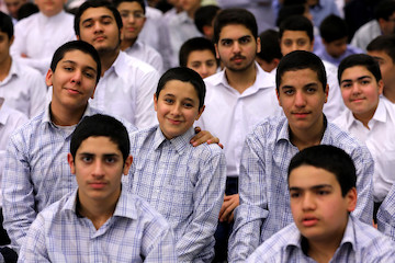 Takleef ceremony held for students with Ayatollah Khamenei in attendence 