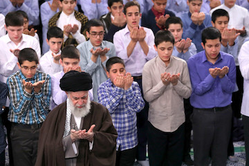 Takleef ceremony held for students with Imam Khamenei in attendance 