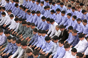 Takleef ceremony held for students with Imam Khamenei in attendance 