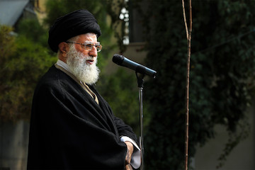 Ayatollah Khamenei planted saplings on Natural Resources Week