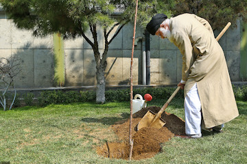 Ayatollah Khamenei planted saplings on Natural Resources Week
