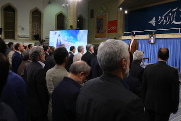 Veterans meet with Ayatollah Khamenei to share memories