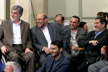 Veterans meet with Ayatollah Khamenei to share memories