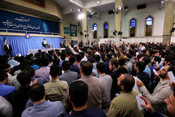 Ayatollah Khamenei meets with university students