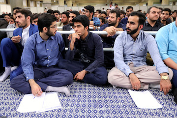 Ayatollah Khamenei meets with university students