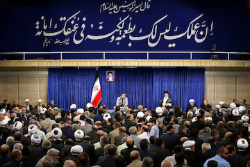 Ayatollah Khamenei meets with the Officials and Executives of the Islamic Republic