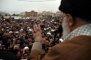 Ayatollah Khamenei pays a visit to earthquake-stricken areas