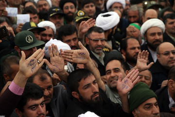 Ayatollah Khamenei pays a visit to earthquake-stricken areas