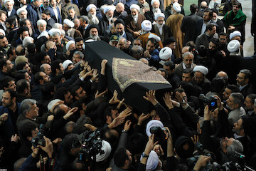 Imam Khamenei led the funeral prayer for Ayatollah Hashemi Shahroudi