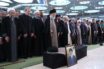 Imam Khamenei led the funeral prayer for Ayatollah Hashemi Shahroudi 