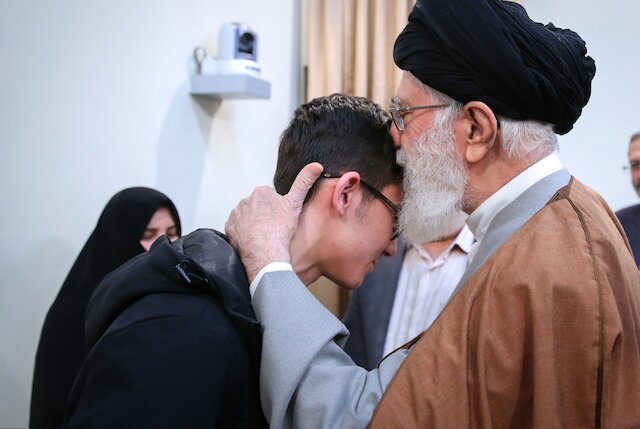Imam Khamenei met with chess player who refused to compete with Zionist Regime