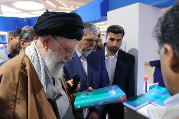 Ayatollah Khamenei visited Tehran’s 32nd International Book Fair