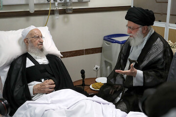 Imam Khamenei visited Ayatollah Makarem Shirazi at hospital