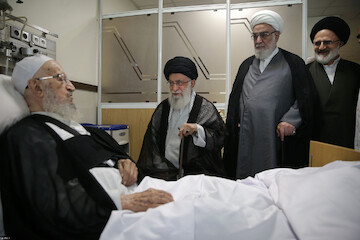 Imam Khamenei visited Ayatollah Makarem Shirazi at hospital