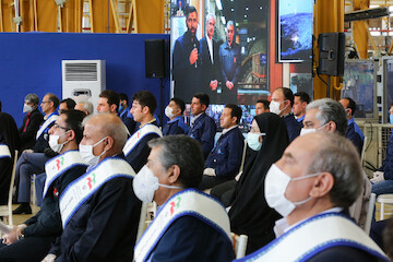 Imam Khamenei meets with laborers via video conference
