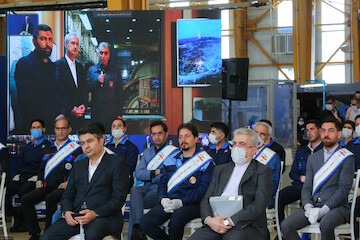 Imam Khamenei meets with laborers via video conference