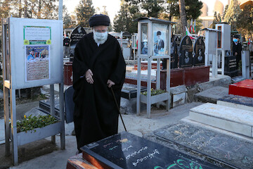Imam Khamenei paid tribute to Imam Khomeini and the martyrs
