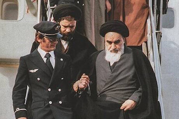 Leader’s memory of meeting Imam Khomeini in the airport after 15 years
