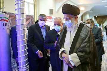 Imam Khamenei visited exhibition of achievements in nuclear industry