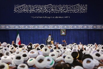 Imam Khamenei met with a number of Islamic seminary students