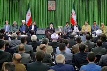 Imam Khamenei meets with poets